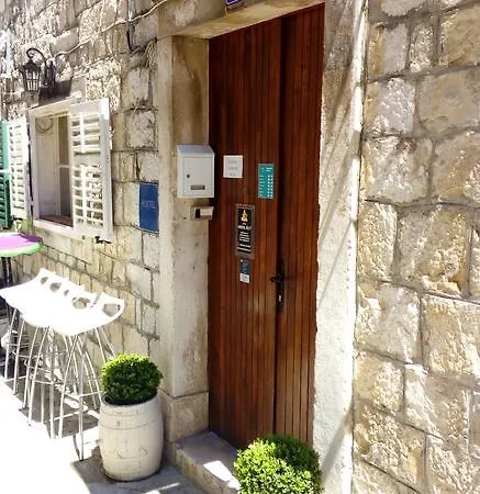 Yeti Hostal *